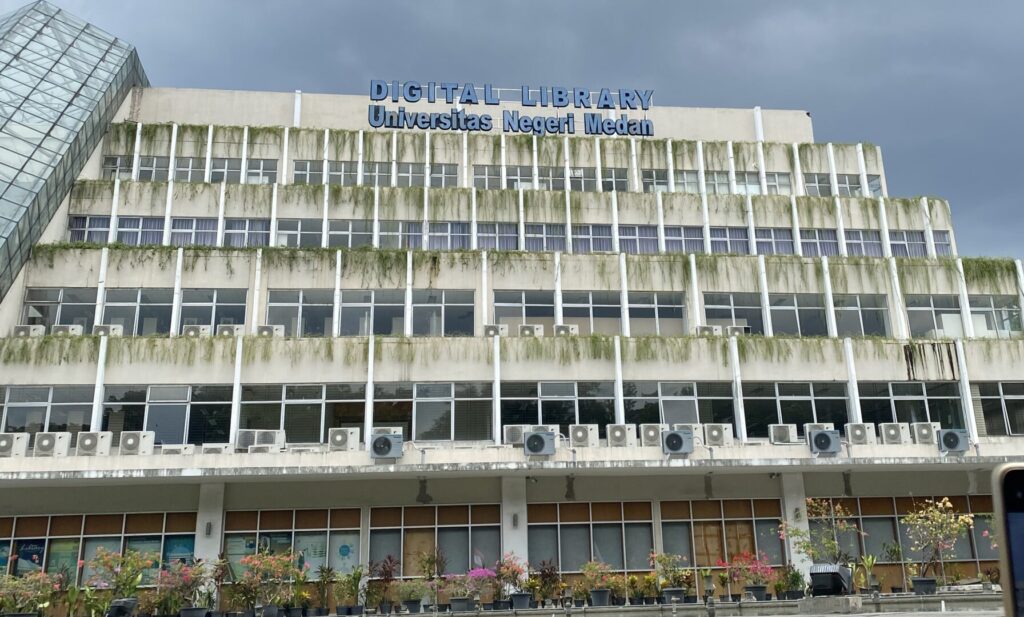 Perpustakaan UNIMED Ramai, Tak Hanya Mahasiswa: Fenomena WFA di Ruang Baca Kampus