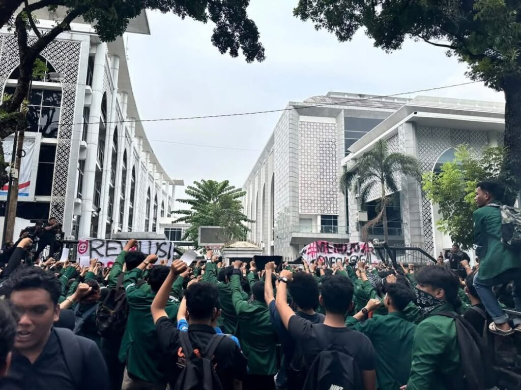 Ratusan Mahasiswa USU Gelar Demonstrasi di DPRD Sumut, Tuntut Evaluasi Sejumlah Kebijakan Pemerintah